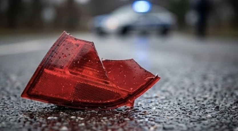 Zerbrochene Rückleuchte auf Straße